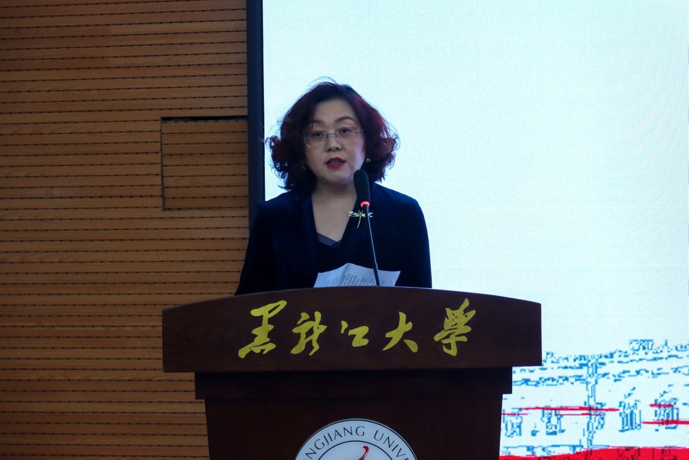 人站在鐘表旁描述已自動生成,男人和女人站在一起低可信度描述已自動生成 人站在鐘表旁描述已自動生成,男人和女人站在一起低可信度描述已自動生成